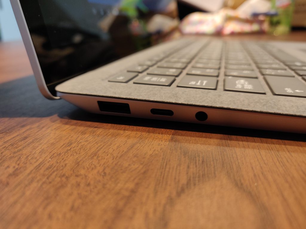 Surface Laptop3のインターフェース（左）