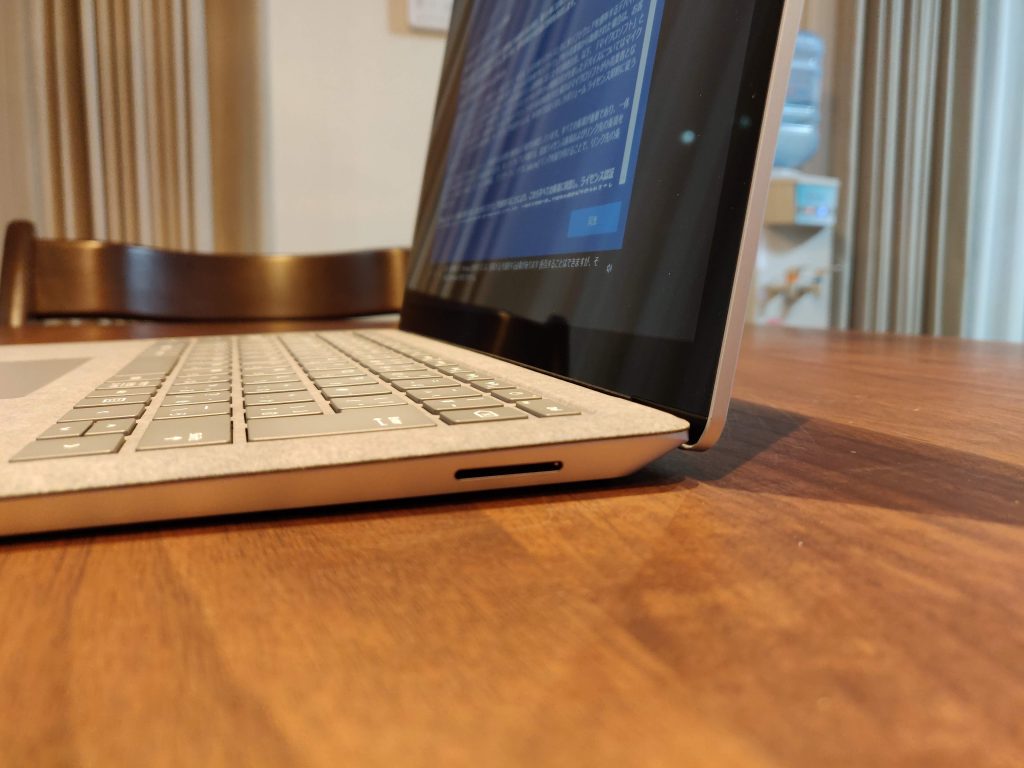 Surface Laptop3のインターフェース（右）